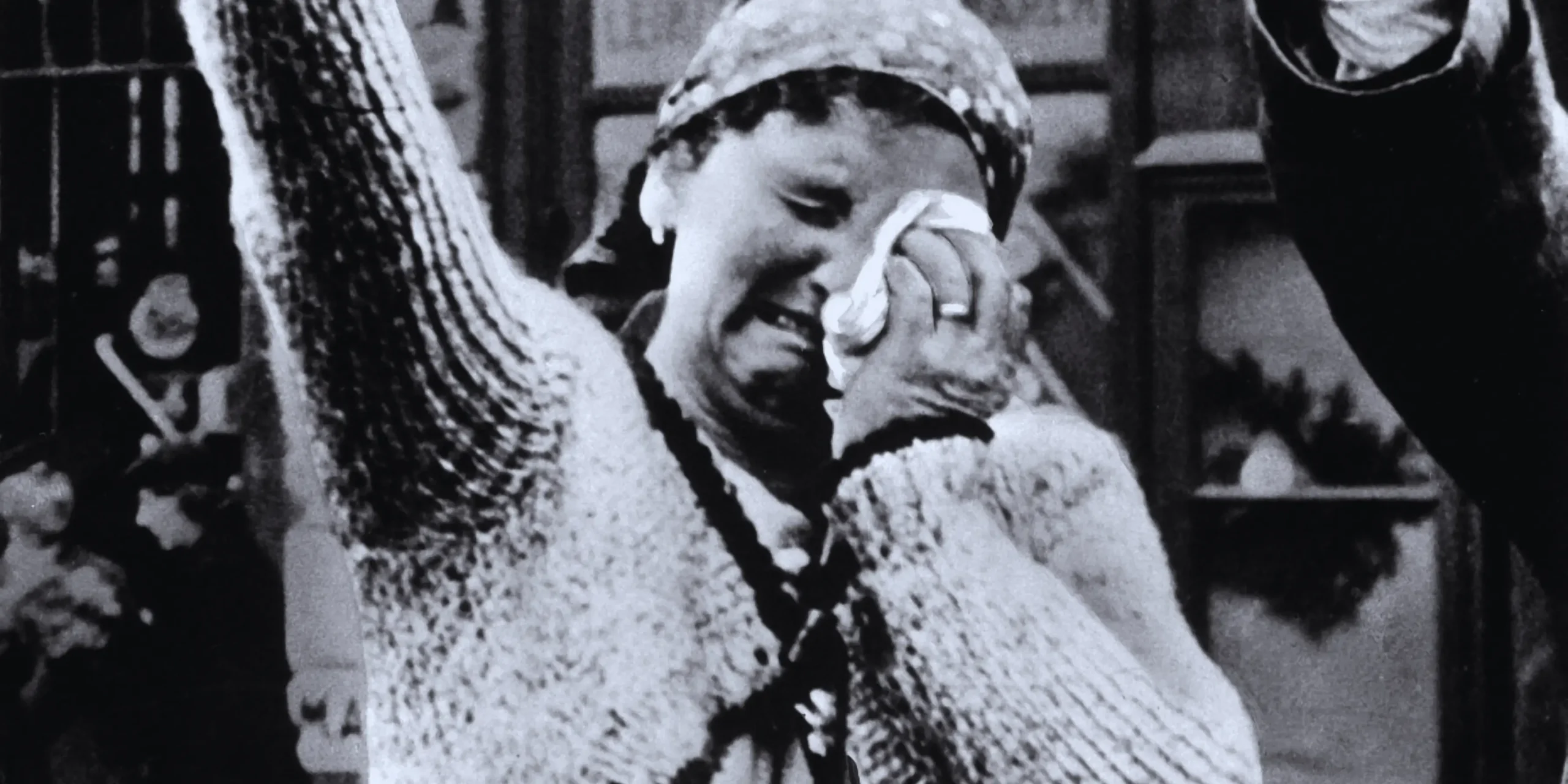 žena si utírá slzy kapesníkem