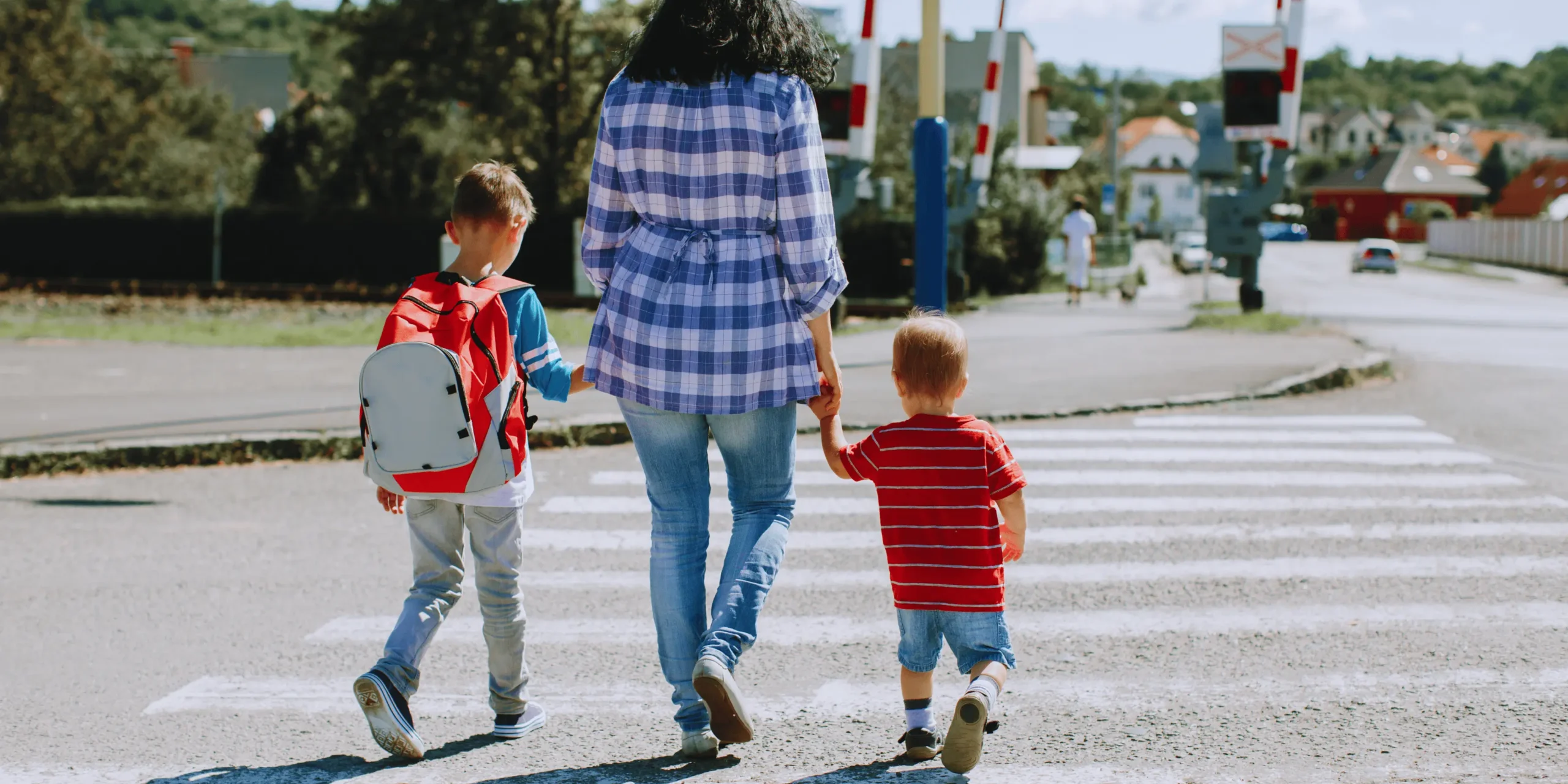 maminka s dětmi na přechodu pro chodce