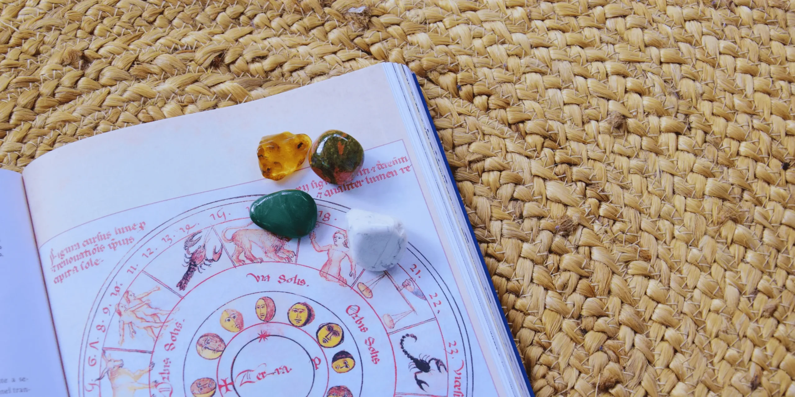 Otevřená kniha s ilustrací zvěrokruhu