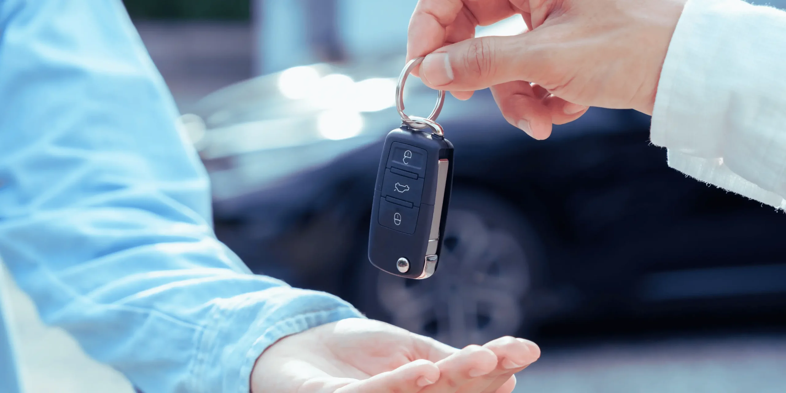 předávání klíčků od nového vozu