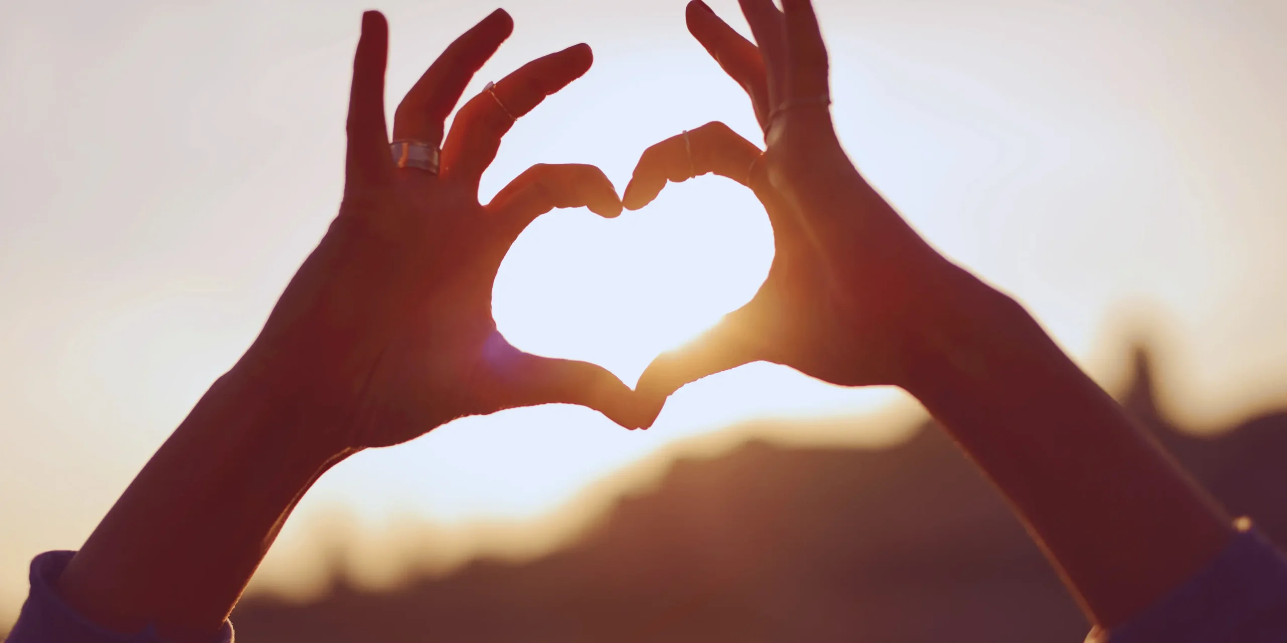 Srdce tvořené prsty na rukou,