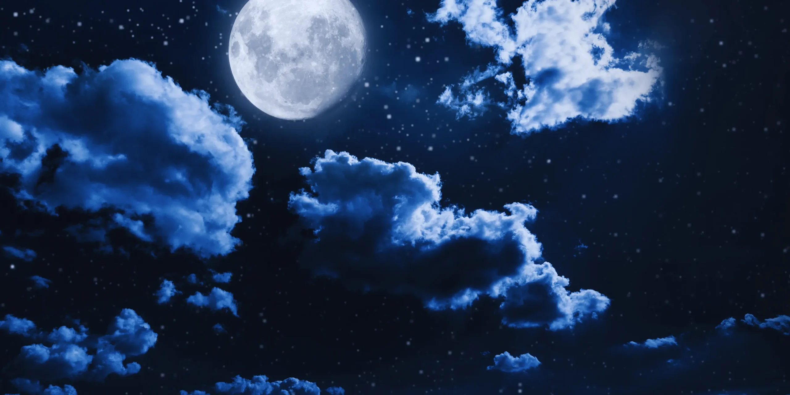 Měsíc na obloze za úplňku.