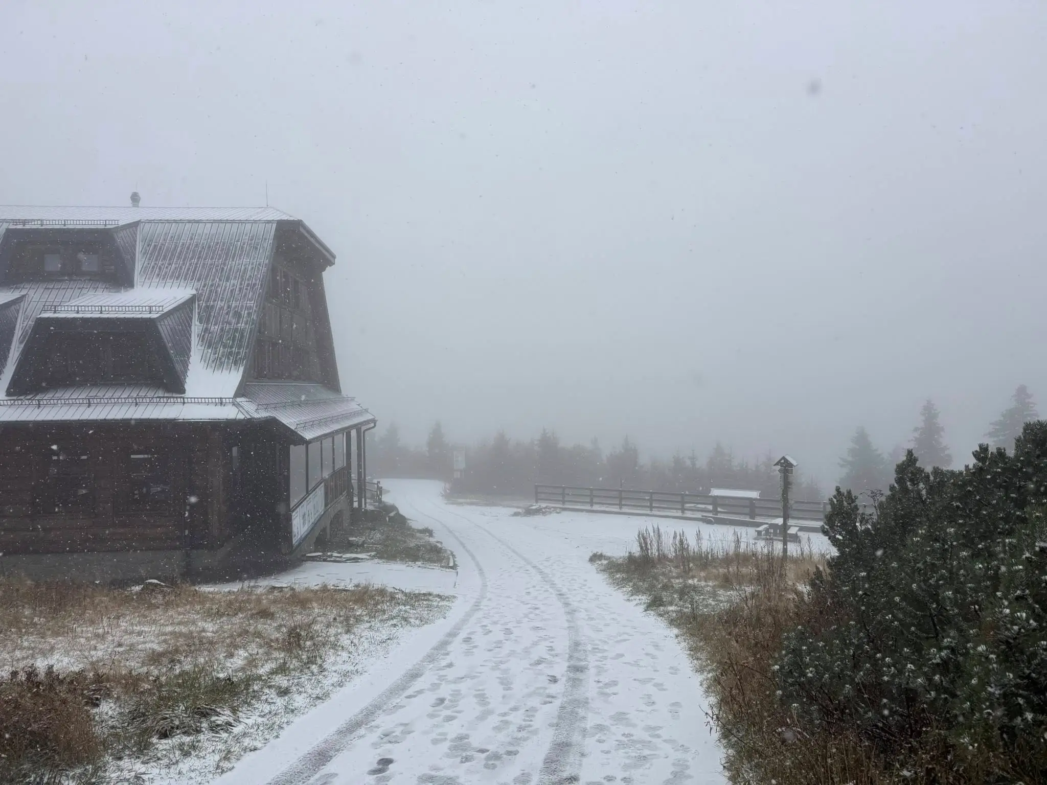 První sníh na horách.