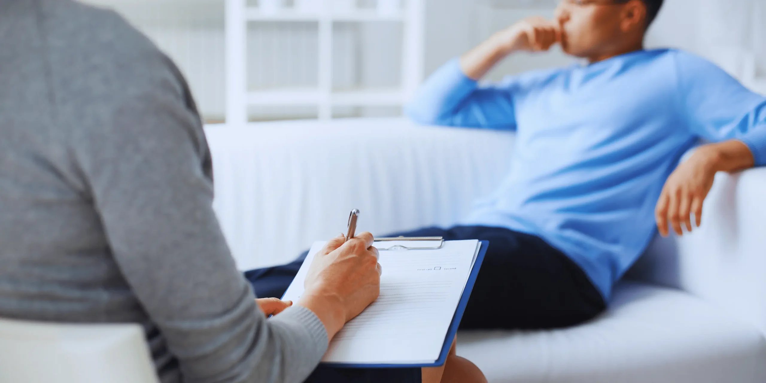 muž na terapeutickém sezení u psychologa