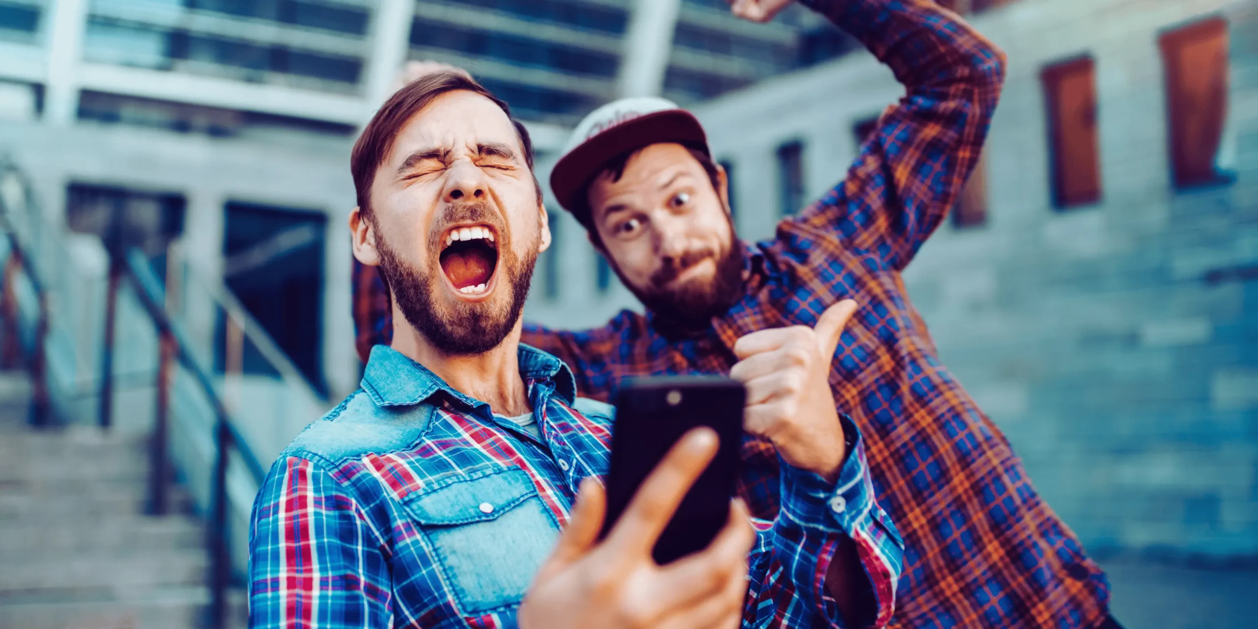 Dva muži se radují a fotí.