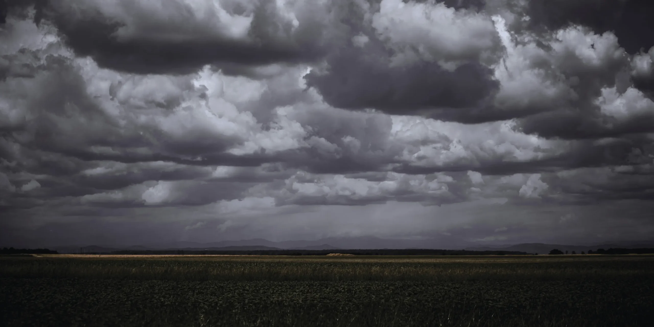 Zamračený den plný mraků.