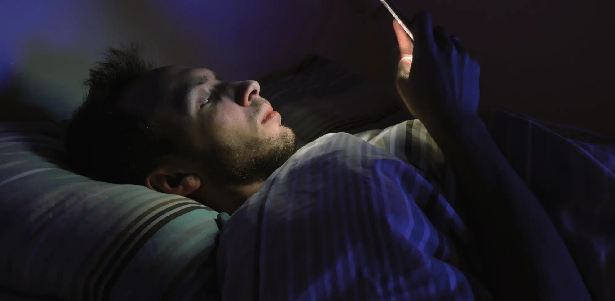 Brouzdání po internetu před spaním.