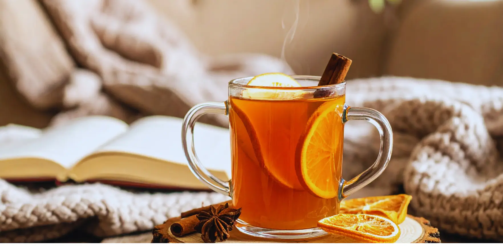 Horký čaj s pomerančem a skořicí