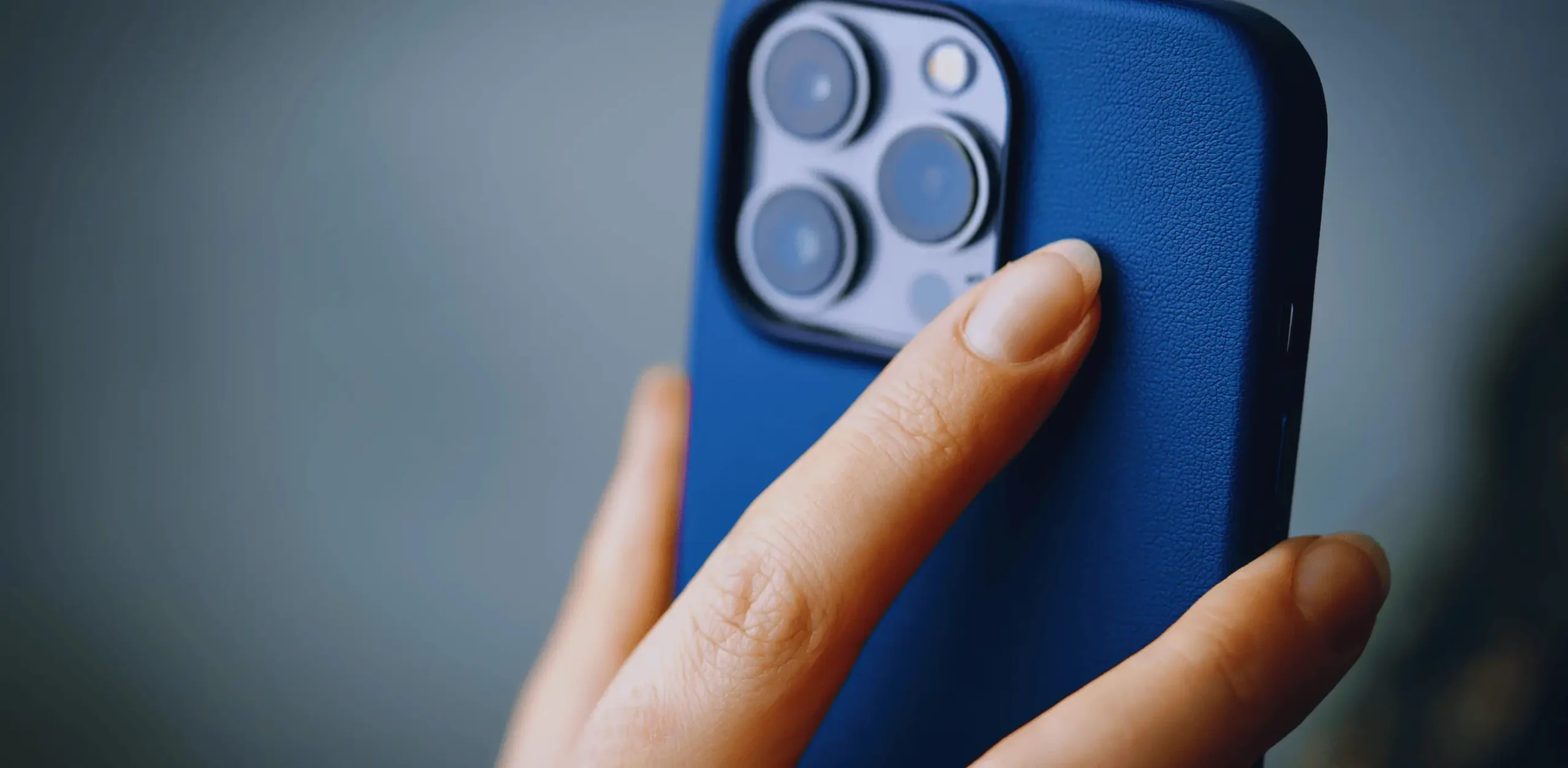 Mobilní telefon iphone v ruce.