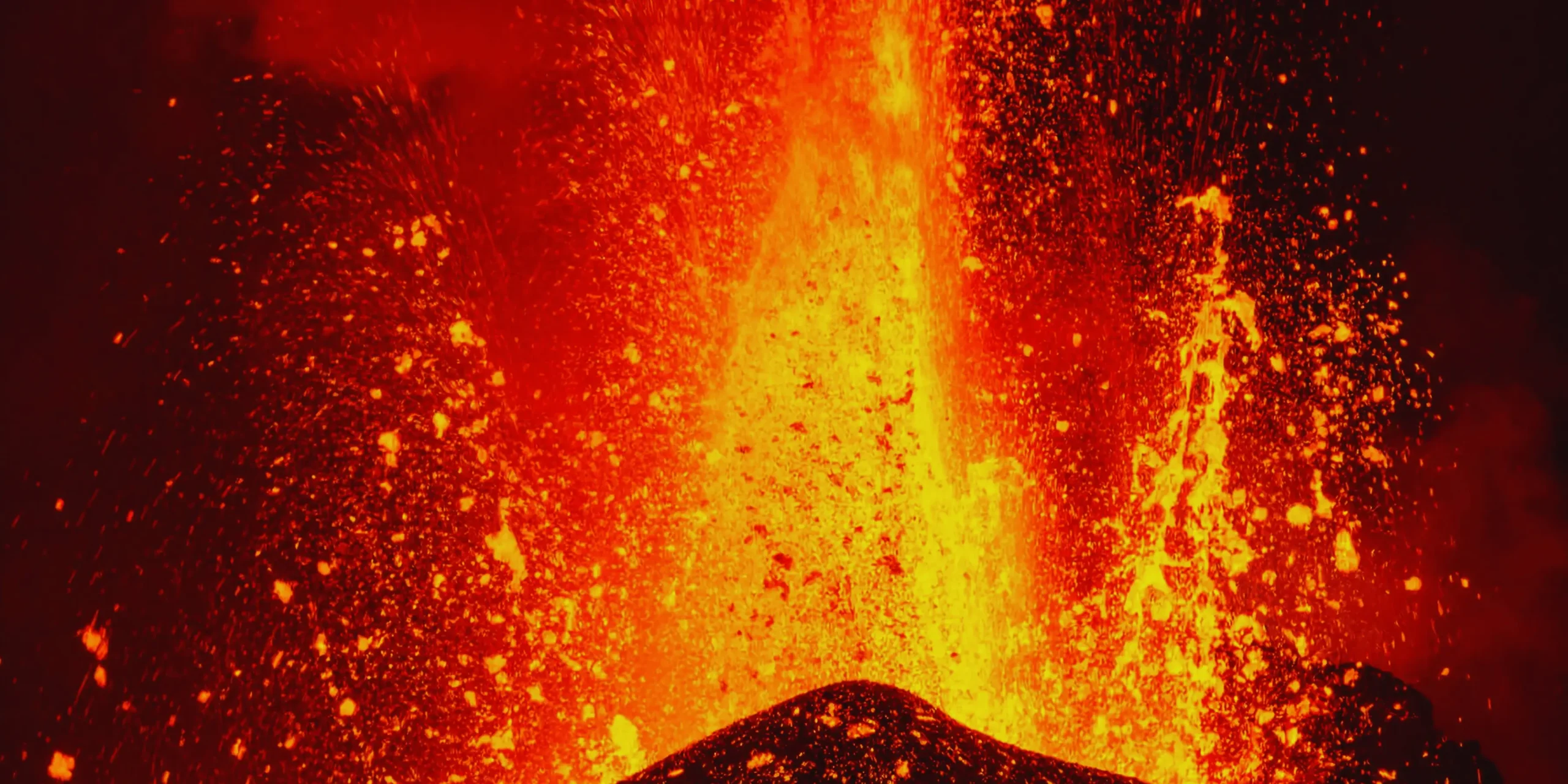 Sopečná činnost, při které se láva rozstřikuje.