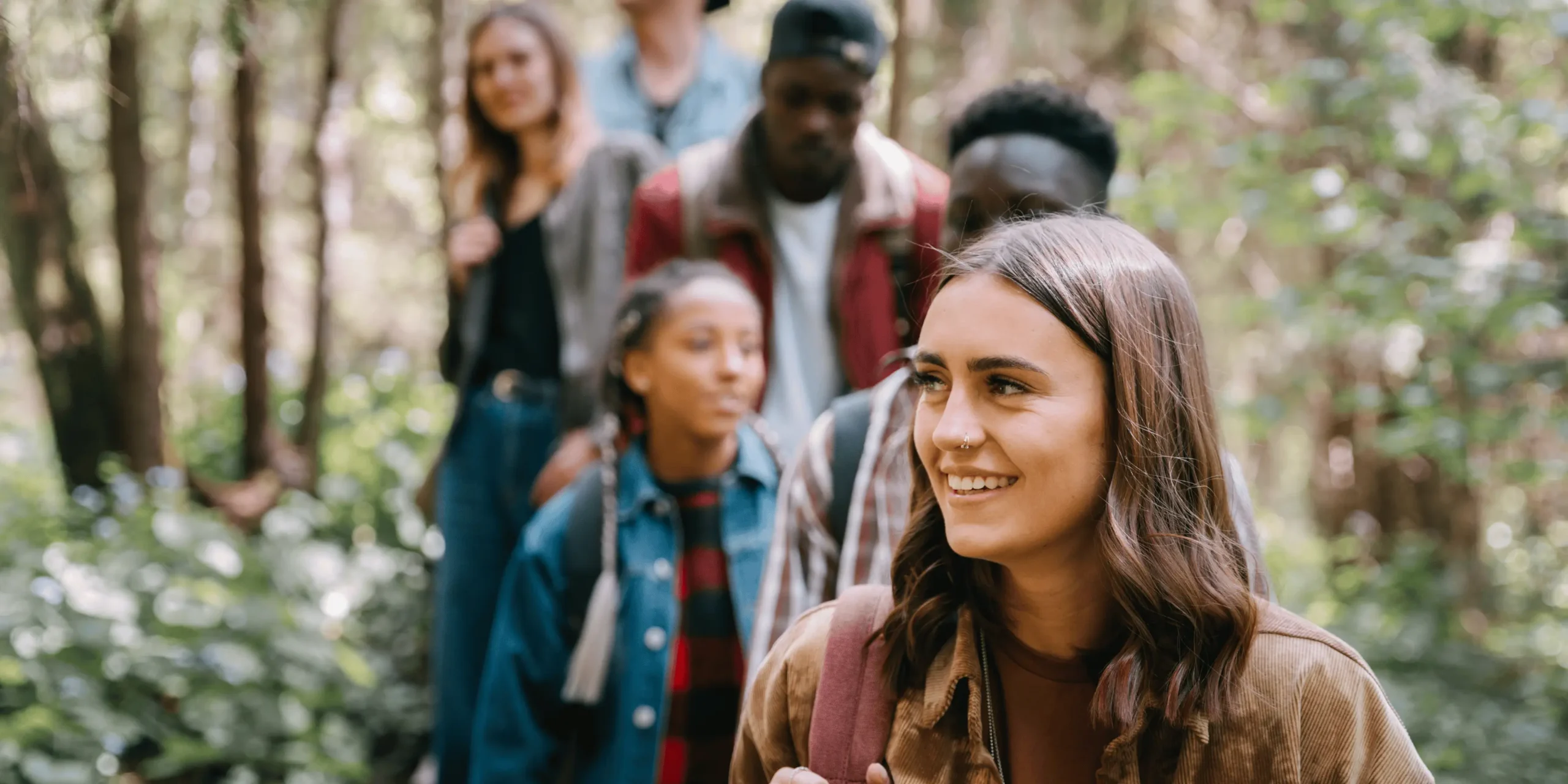 Skupinka lidí na výletě v přírodě.