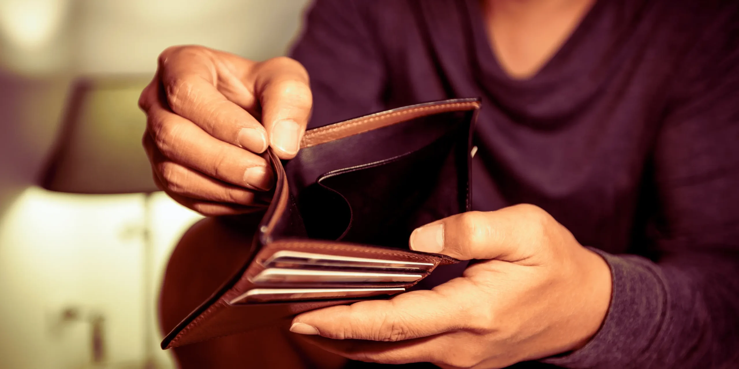 Pohled do prázdné peněženky.