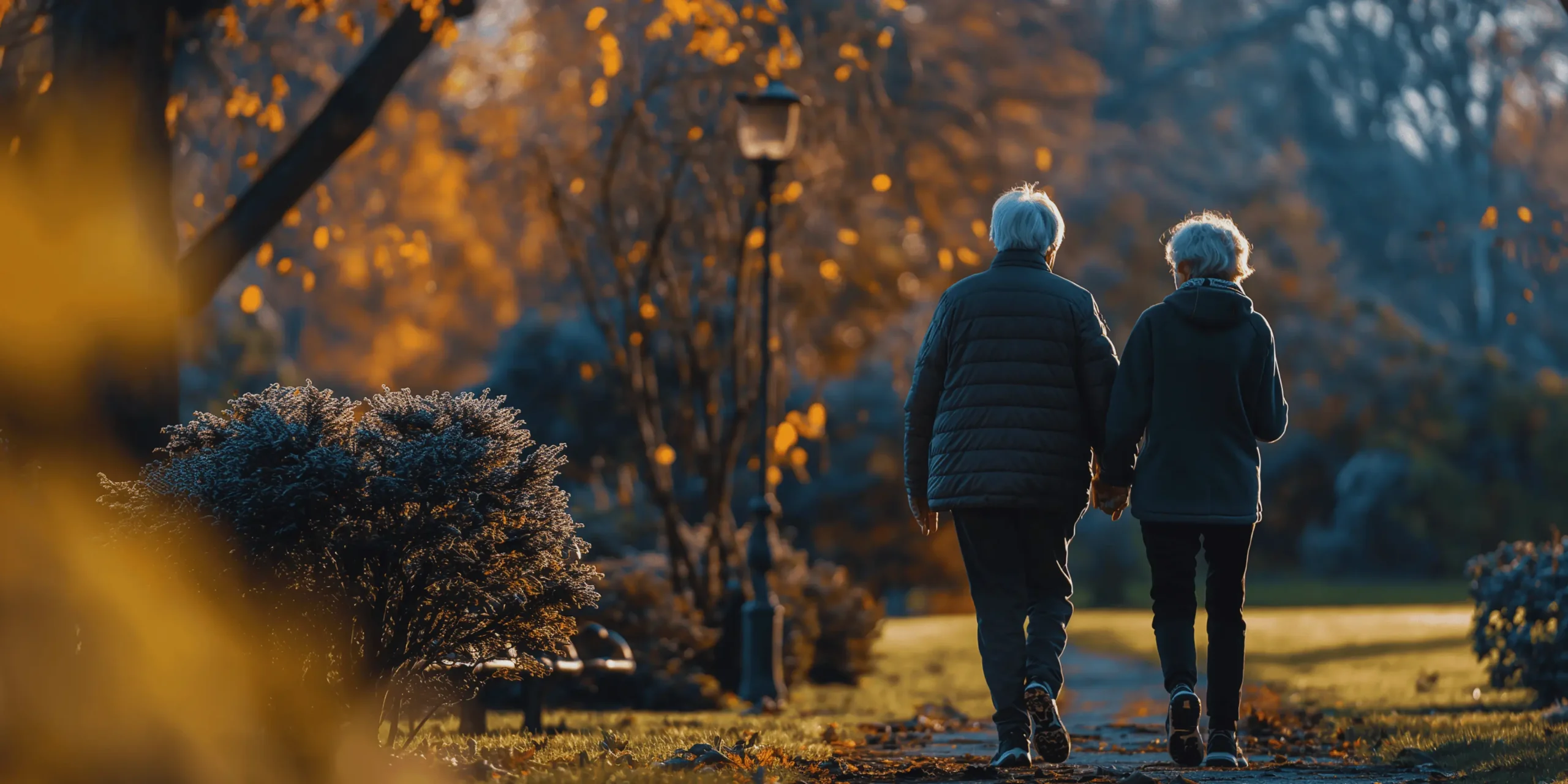Partneři na procházce v parku.