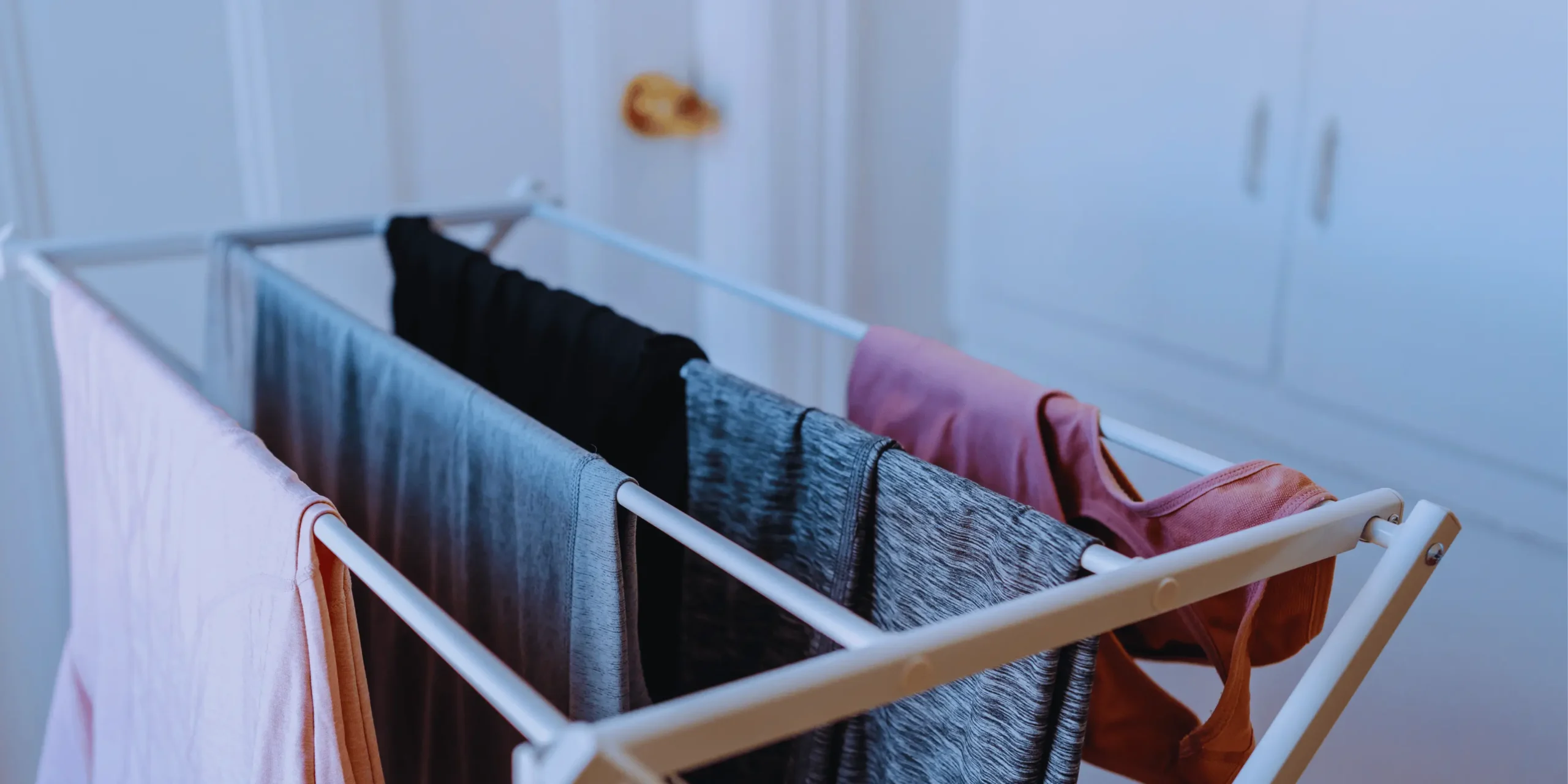 Vyprané prádlo na sušáku.