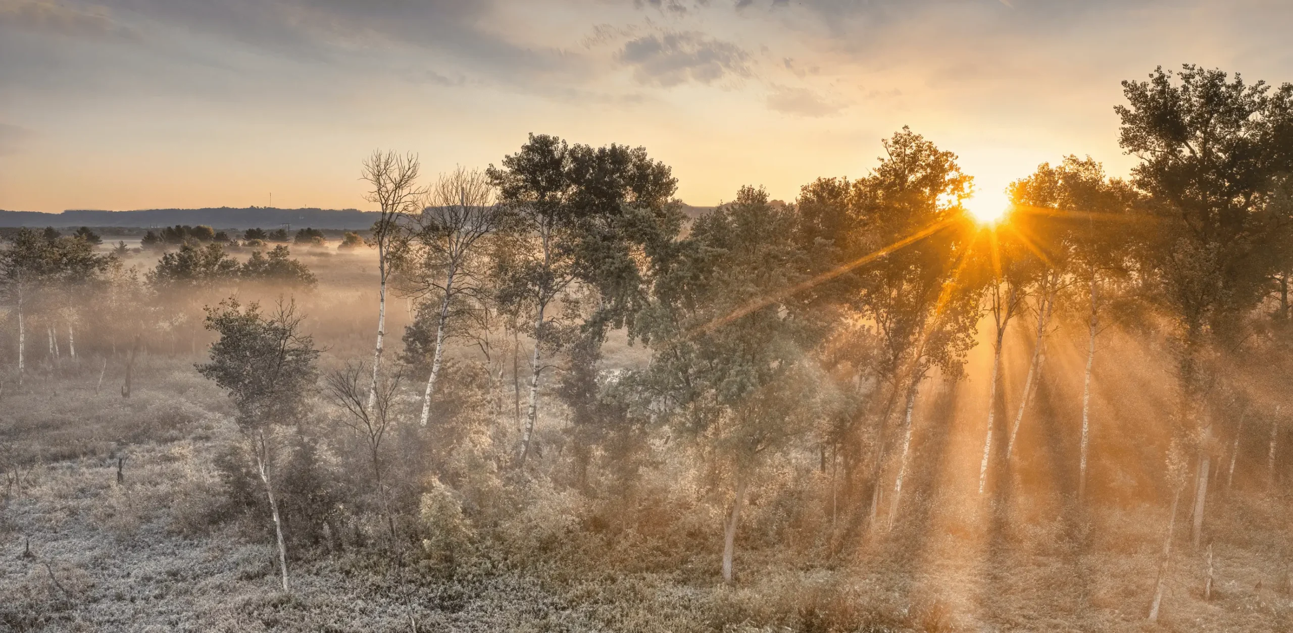 Východ slunce na horách.