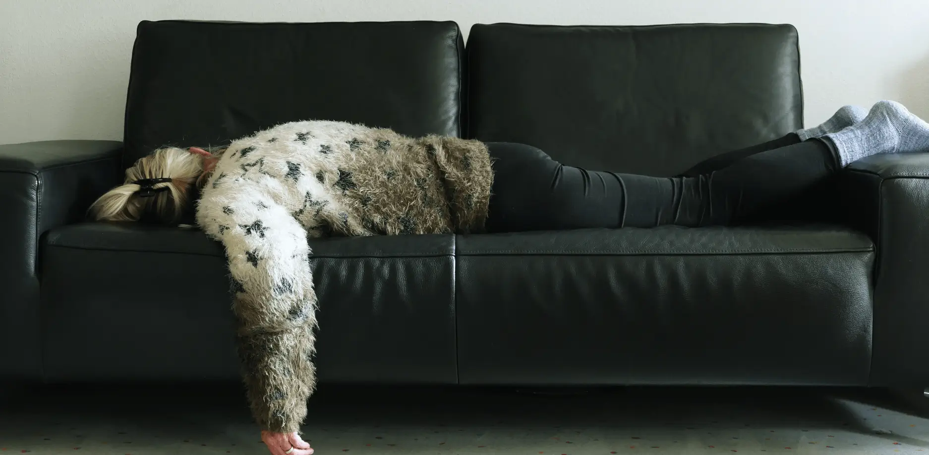 Žena leží na pohovce.