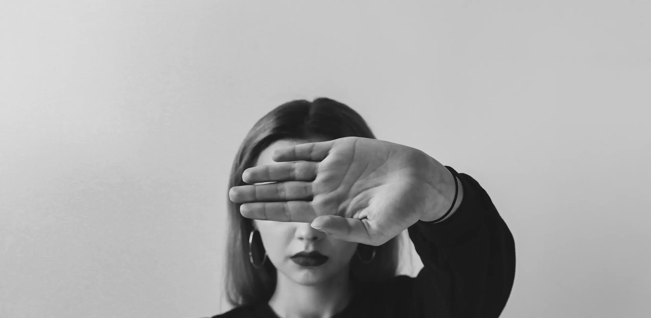 Slečna nechce být focena, tak se kryje.