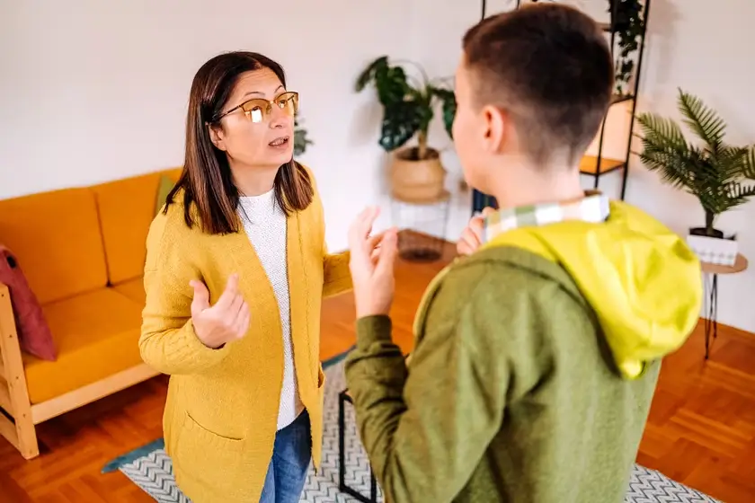 Matka se synem diskutují.