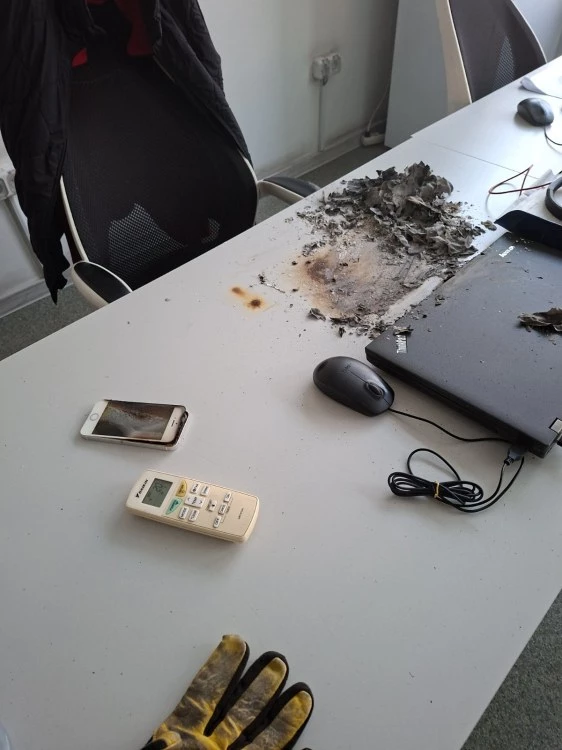 Spálený stůl s elektronikou.