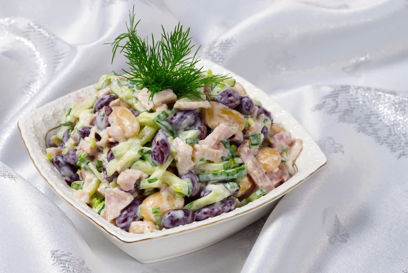 Zeleninový salát s fazolemi a šunkou.